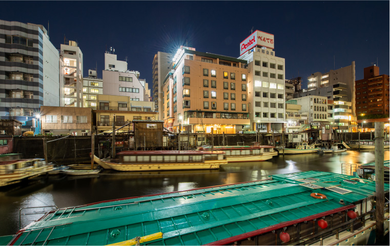 当館前の神田川に並ぶ屋形船