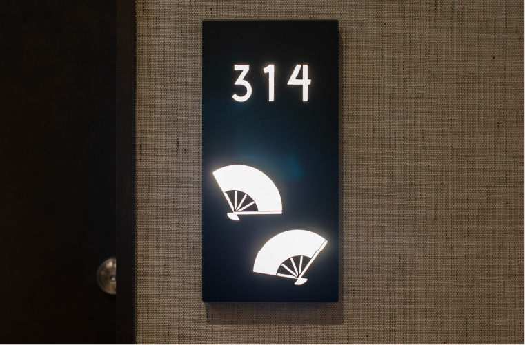 当館3階の新客室の扇のサイン